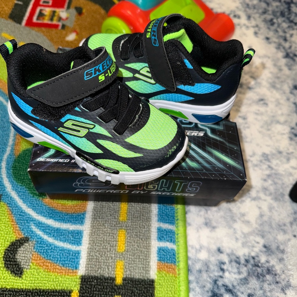 Skechers Black and Green Sneakers with Dynamic Design